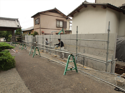 塀本体漆喰下地塗り前の凹凸均し処理